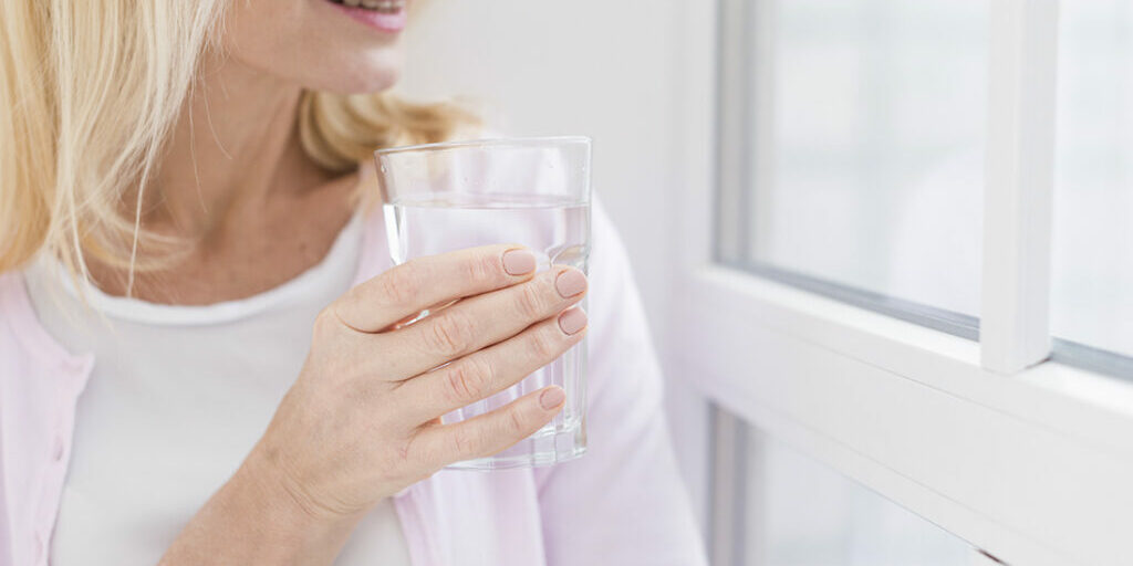 close-up-senior-woman-with-glass-water