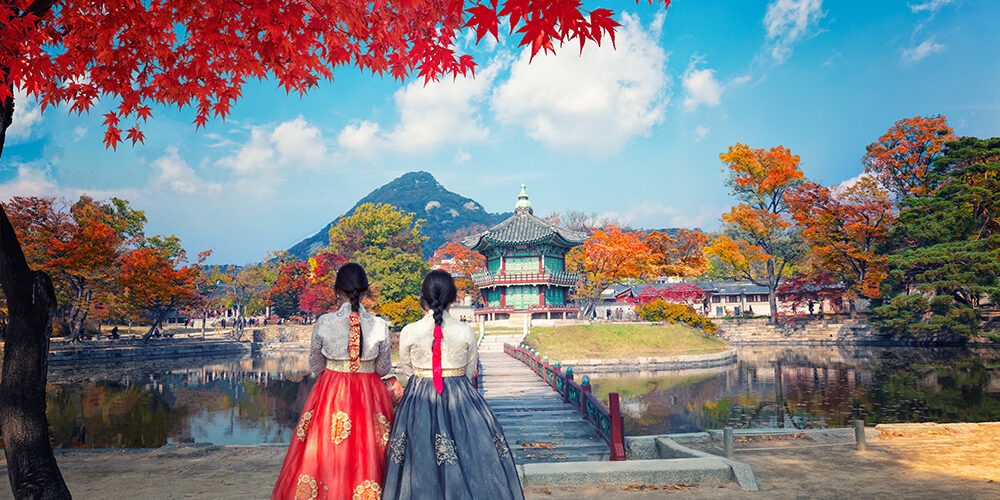 gyeongbokgung-palace-autumn-with-korean-national-dress-cropped